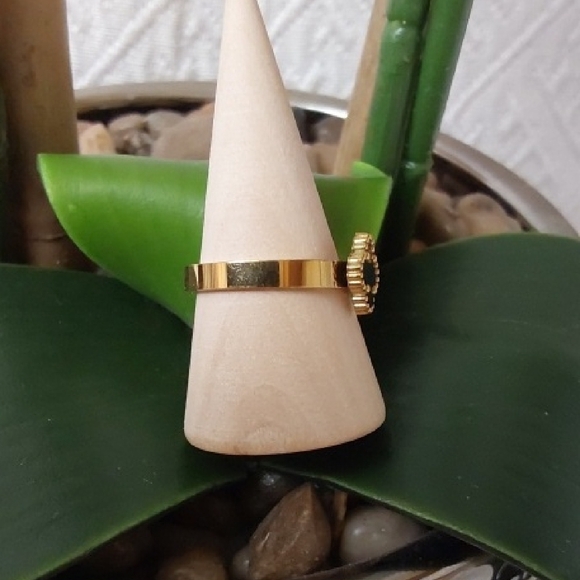 Elegant Gold and Black Clover Ring - Picture 4 of 4